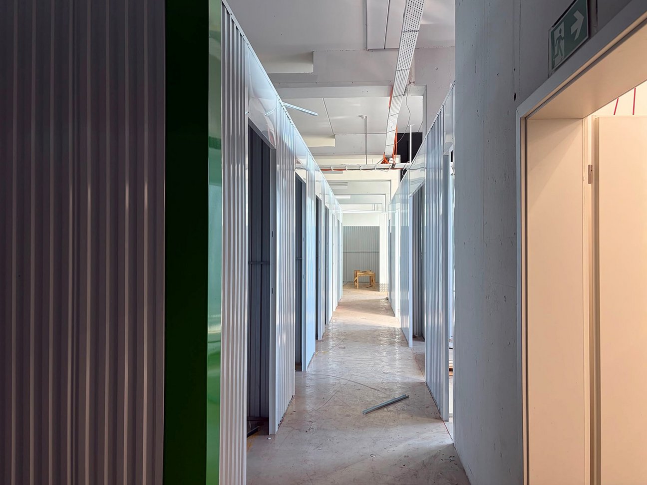 Montage der Hinweisschilder und Elektroinstallationen im LSH Storage House in Ludwigsburg. 