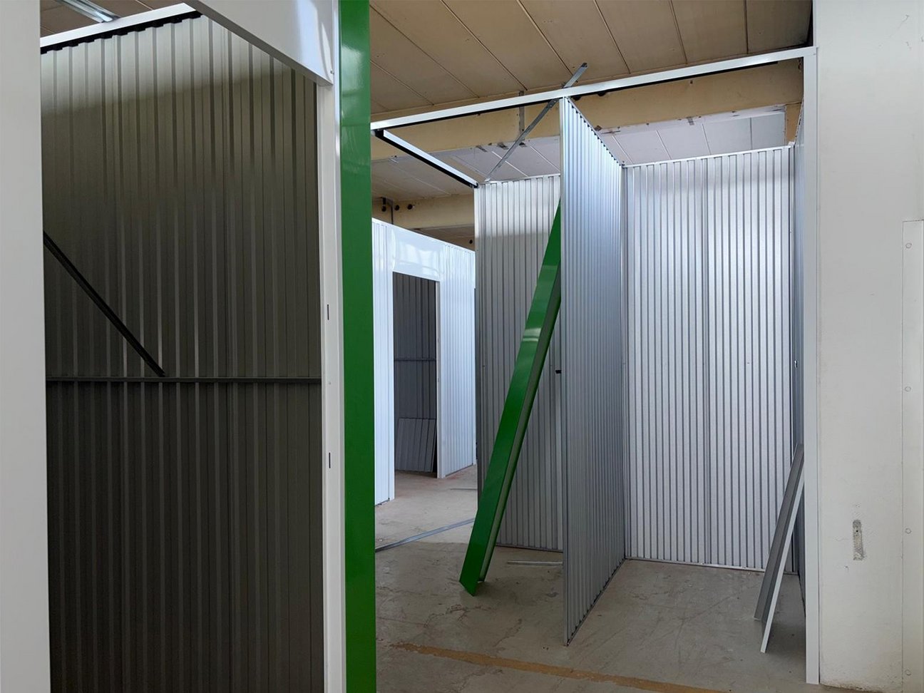 Lager-Boxen Aufbau  Im LSH Self Storage Lagerhaus in Ludwigsburg.