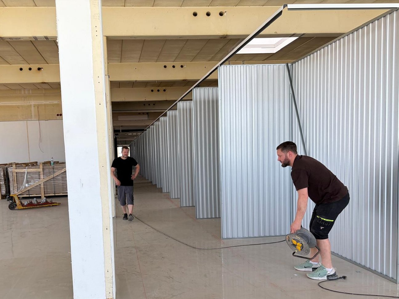Self Storage in Ludwigsburg - Aufbau des Trennwandsystem aus verzinkzem Stahlblech.
