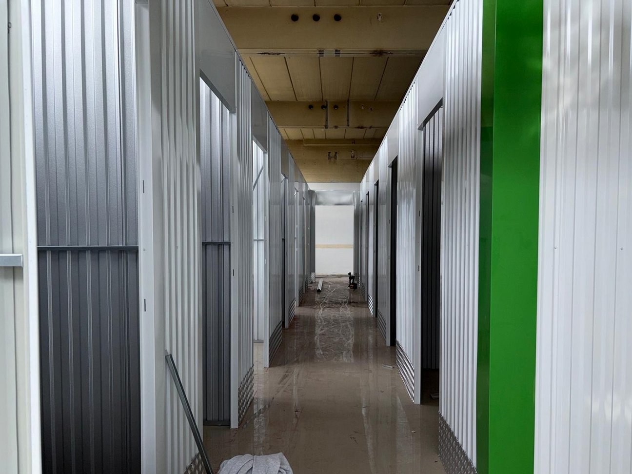 Self Storage Lagerhaus in Ludwigsburg - Farbkontrast mit weißen und grünen Trennwand Elementen.