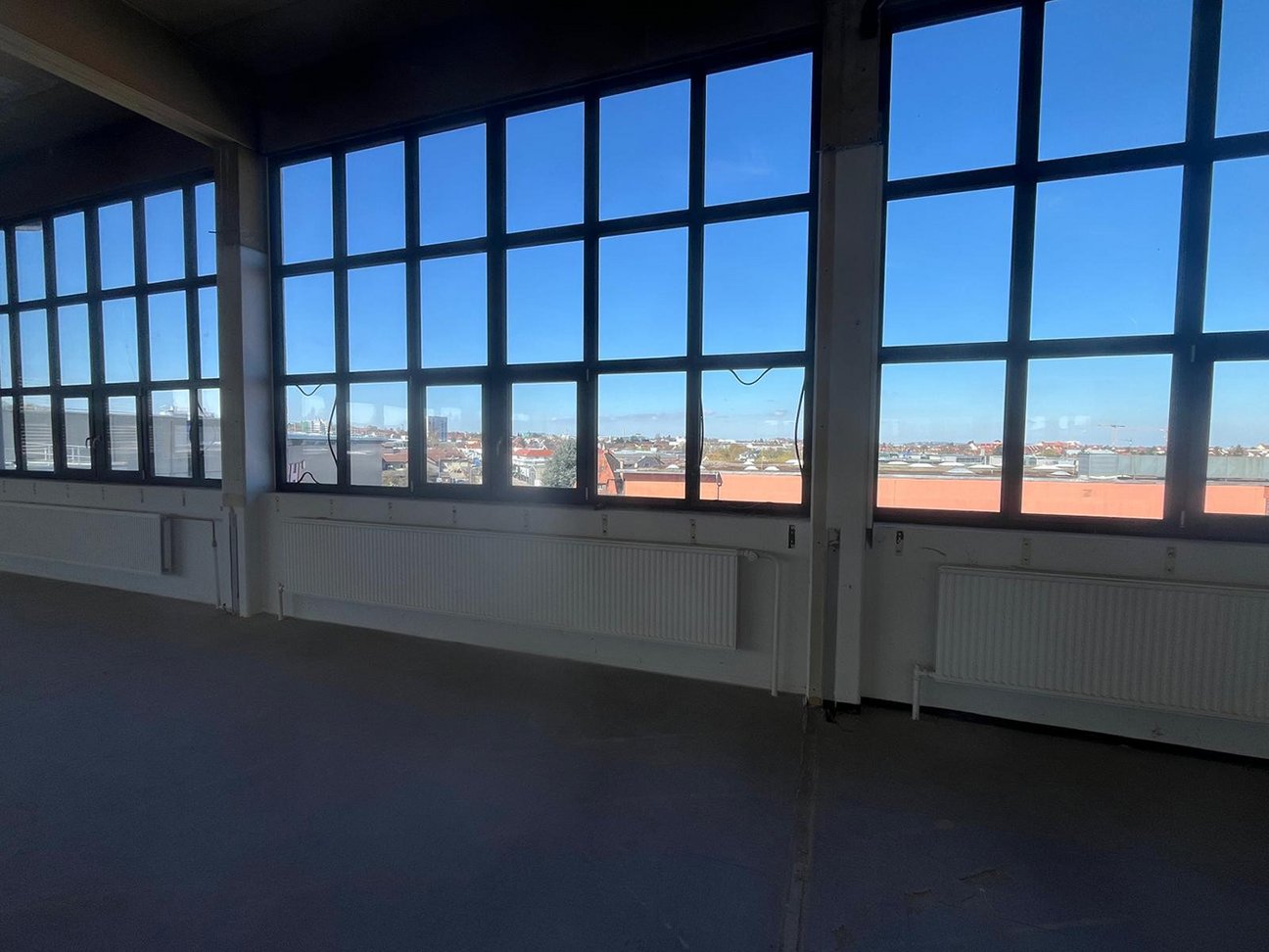 LSH Self Storage Lagerhaus: Einbau hochwertiger Fenster mit Wärnedämmung ind Schallschutz.