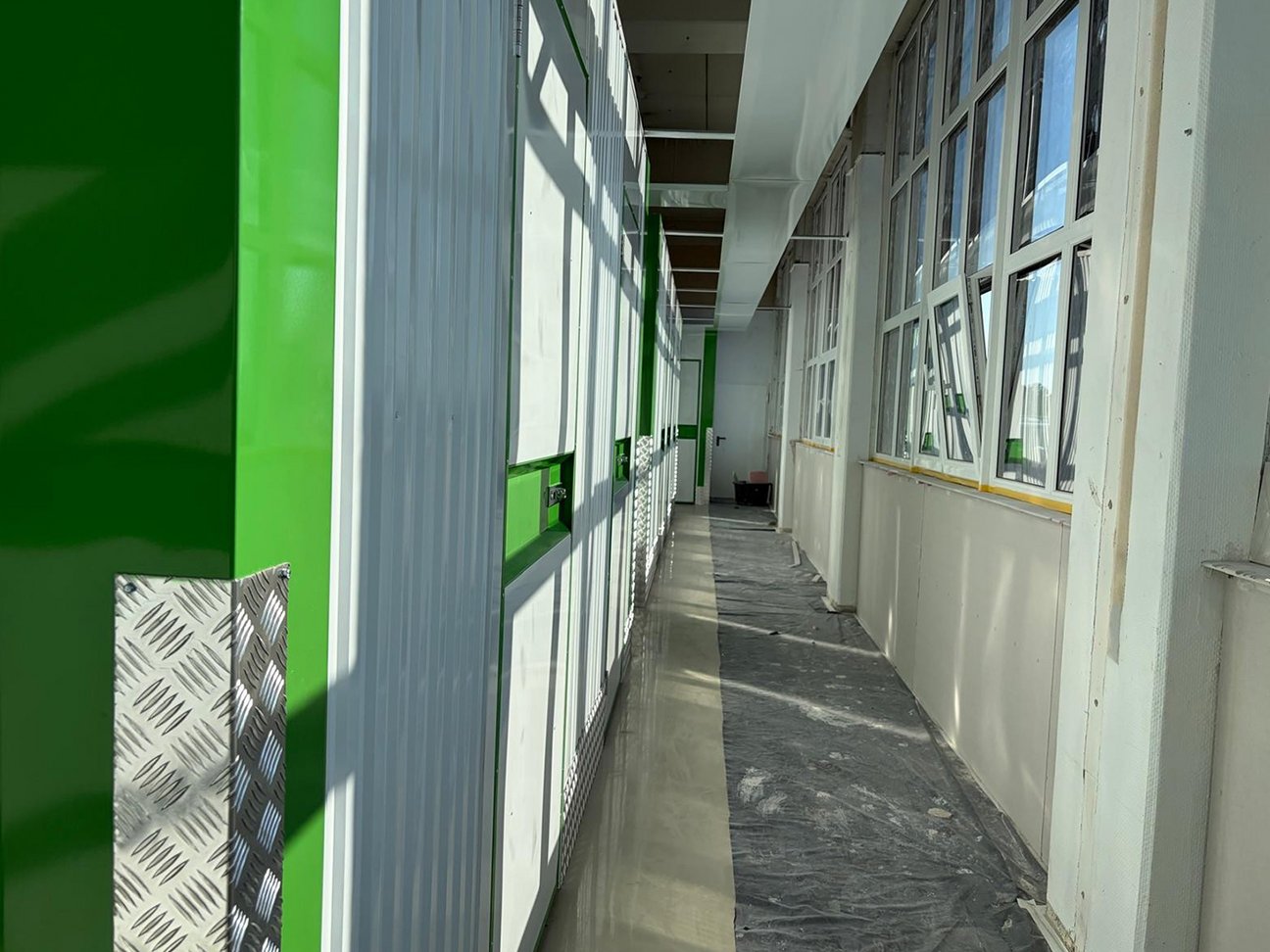 LSH Ludwigsburg - Die Installation der Deckenmodule ist fast abgeschlossen.