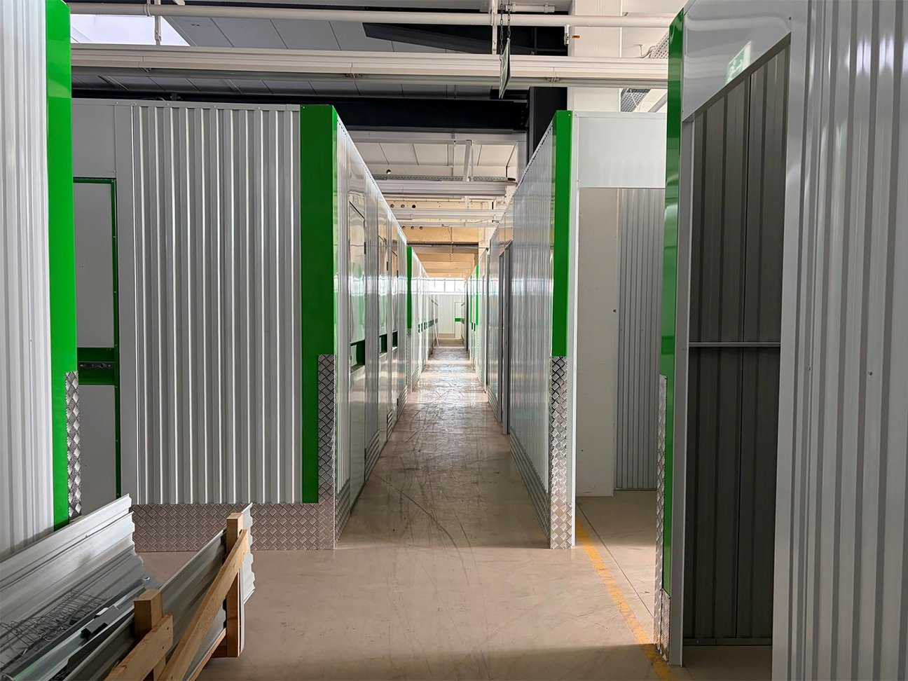 Das Storage House in ludwigsburg - Die letzten Trenwandsysteme und Deckemodule werden installiert.