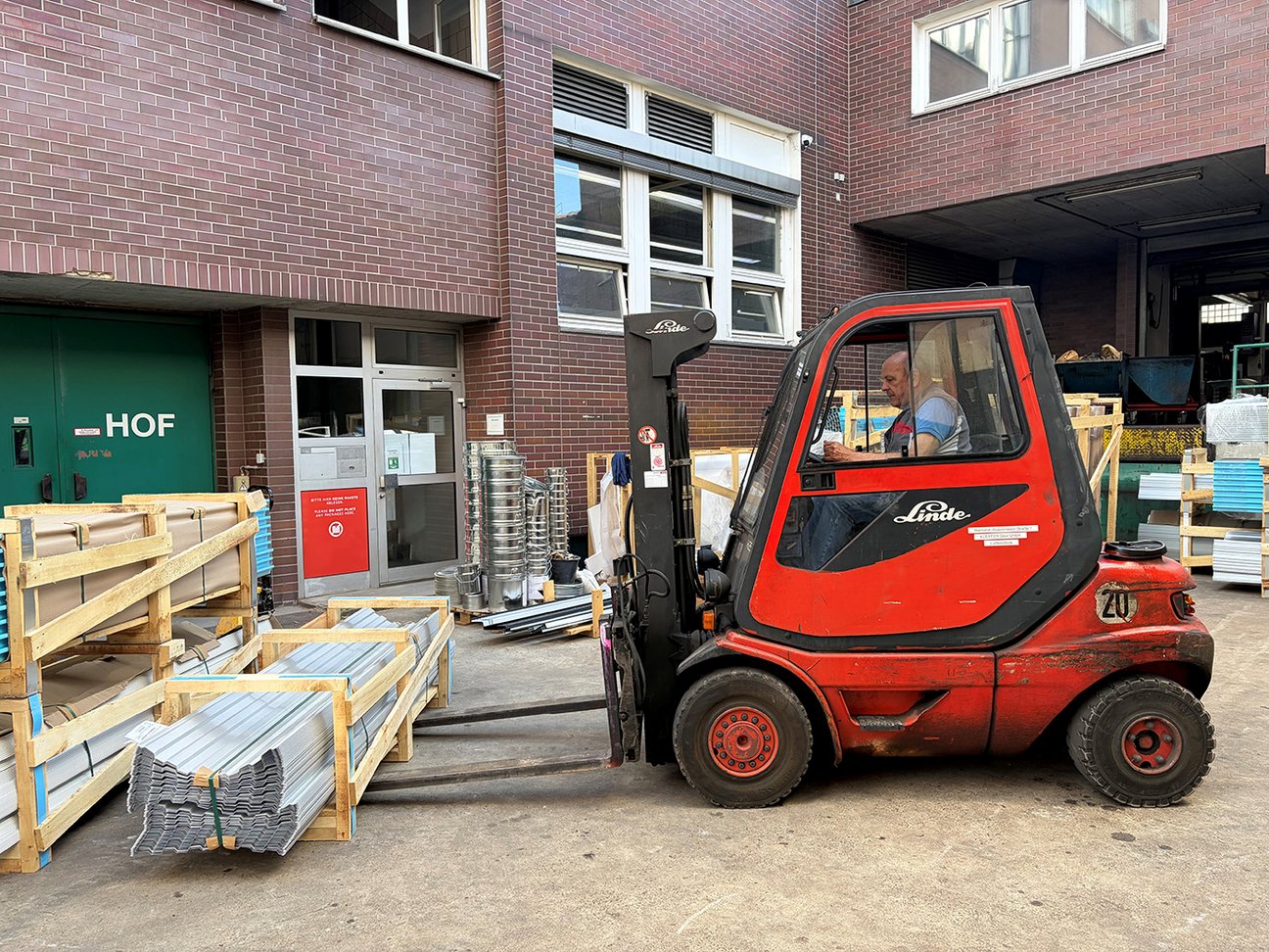 Self Storage Systembau - Das Material der Trendwandsysteme für Lager-Boxen wurde angeliefert.