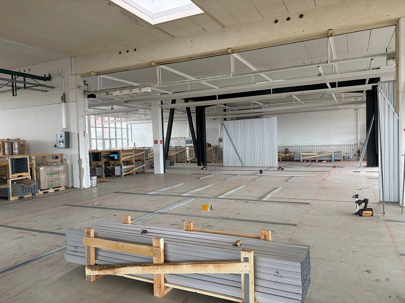 Self Storage Ludwigsburg - das Material wird griffbereit in der Halle verteilt.