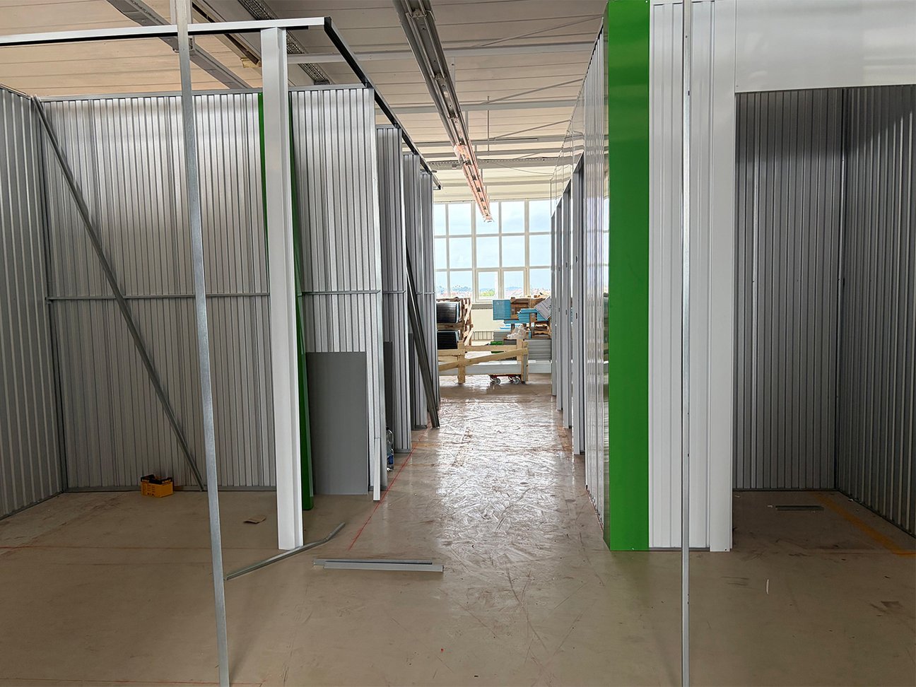 Self Storage in Ludwigsburg - Farbkontrast mit grünen Eckelementen.