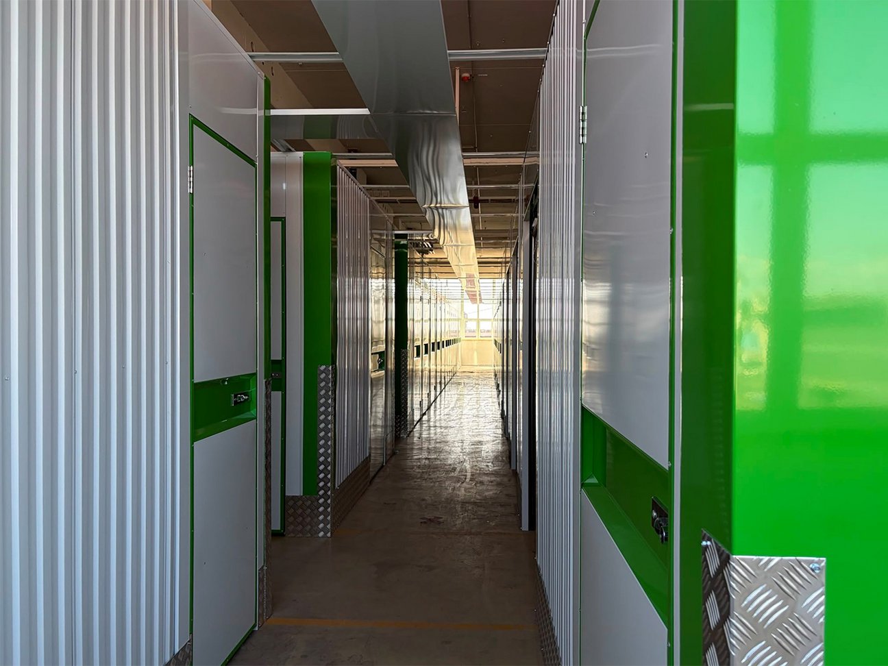 LSH Lager-Boxen Ausbau - Die Deckenmodule für die Sicherheitssysteme werden installiert. 