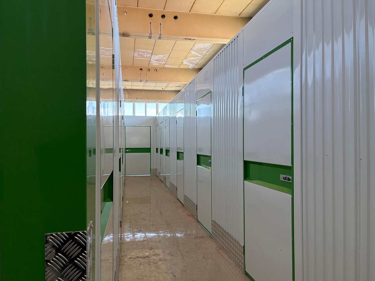Self Storage Lagerhaus in Ludwigsburg - Self Storage Lager-Boxen mit Schwingtüren.