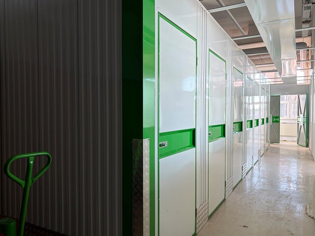 LSH Ludwigsburg - Die Installation der Deckenmodule ist fast abgeschlossen.