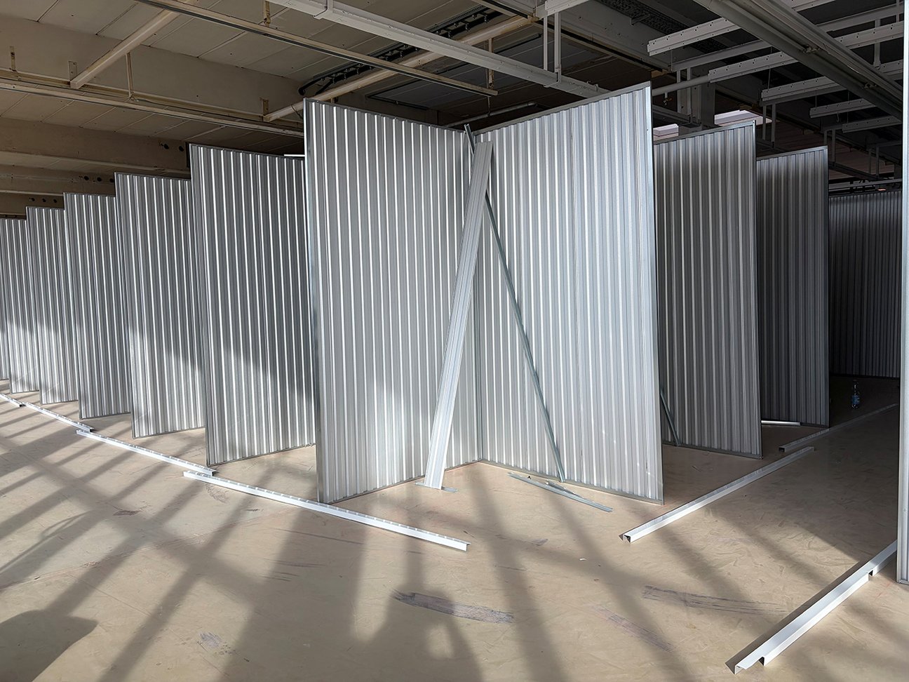 Self Storage in Ludwigsburg - Geordneter, zügiger Aufbau des Trennwandsystem.
