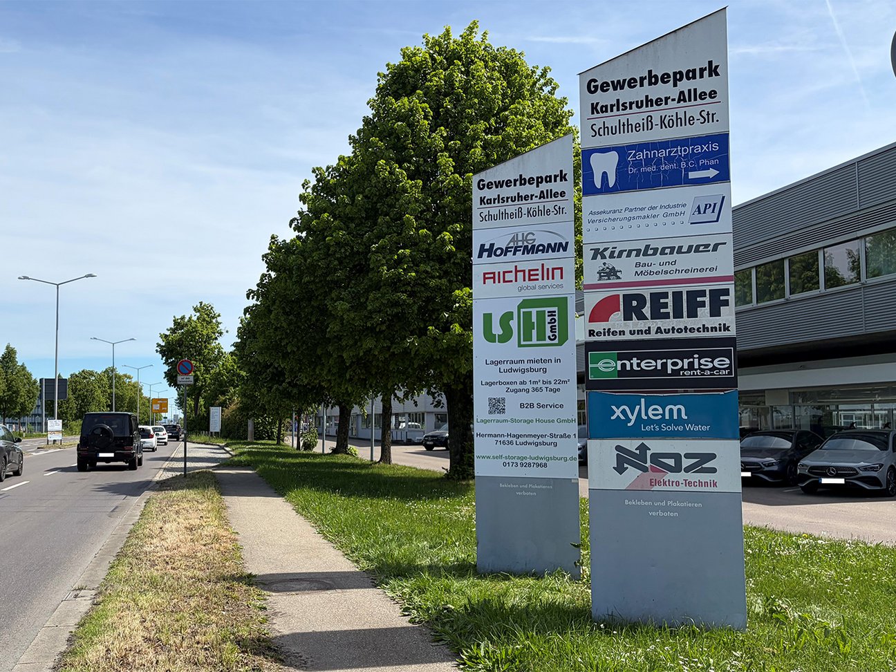 LSH Werbe-Pylon installiert in ludwigsburger Einfahrtstraße.