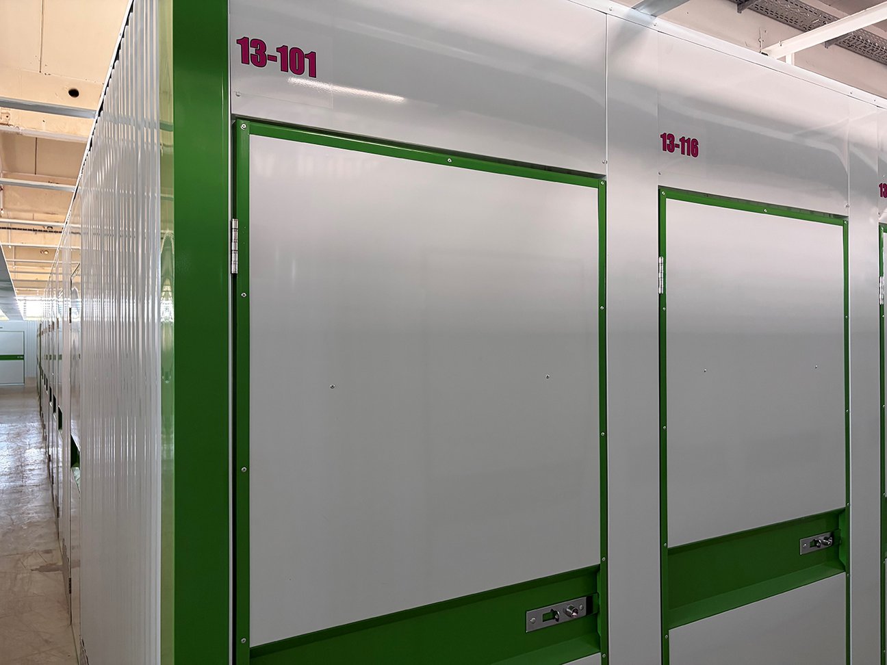 LSH 2 in Ludwigsburg - Lager-Boxen Bereich rot fertig LSH 2 in Ludwigsburg - Lager-Boxen Bereich rot fertig