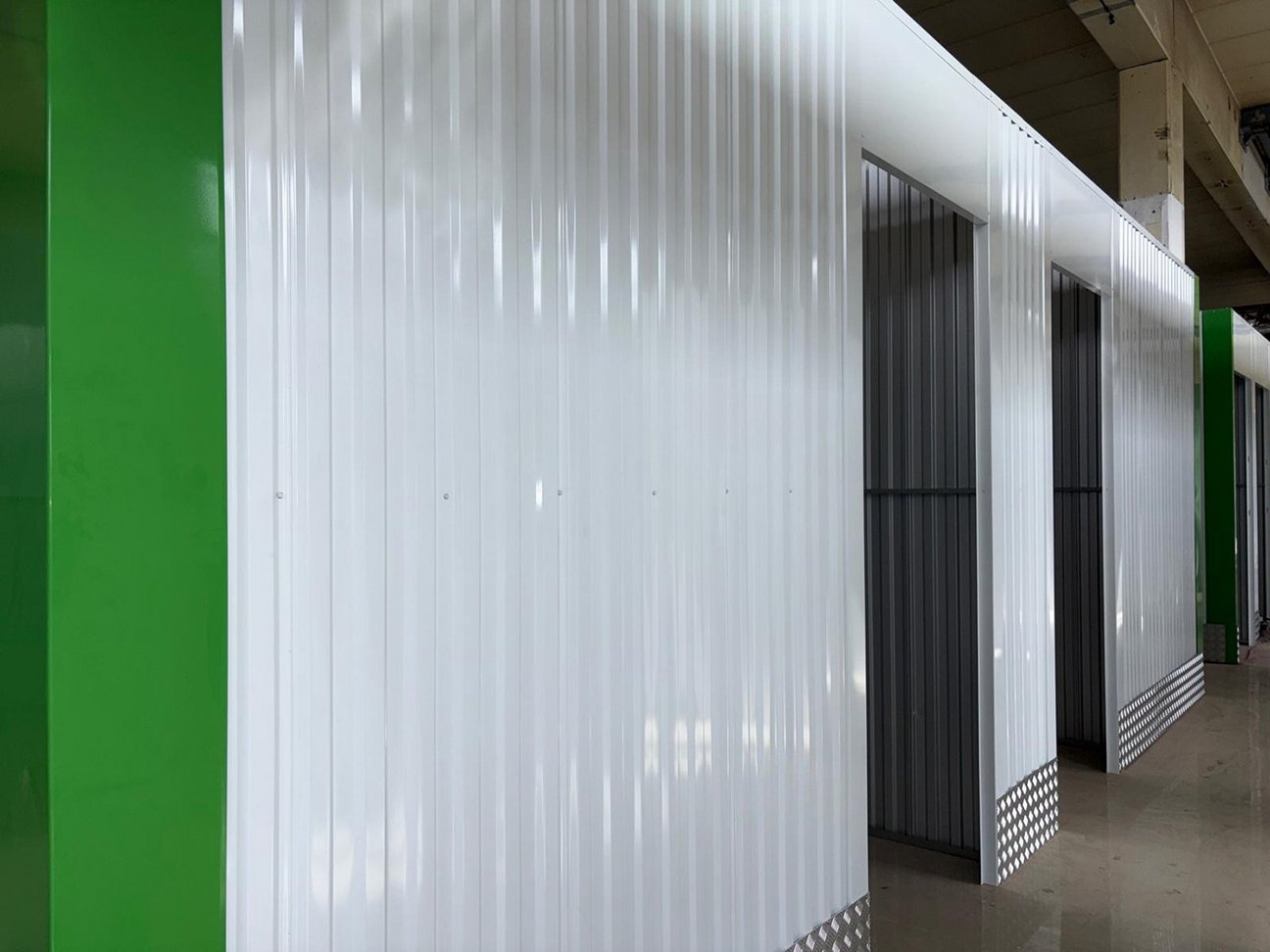 Self Storage Lagerhaus in Ludwigsburg - Farbkontrast mit weißen und grünen Trennwand Elementen.