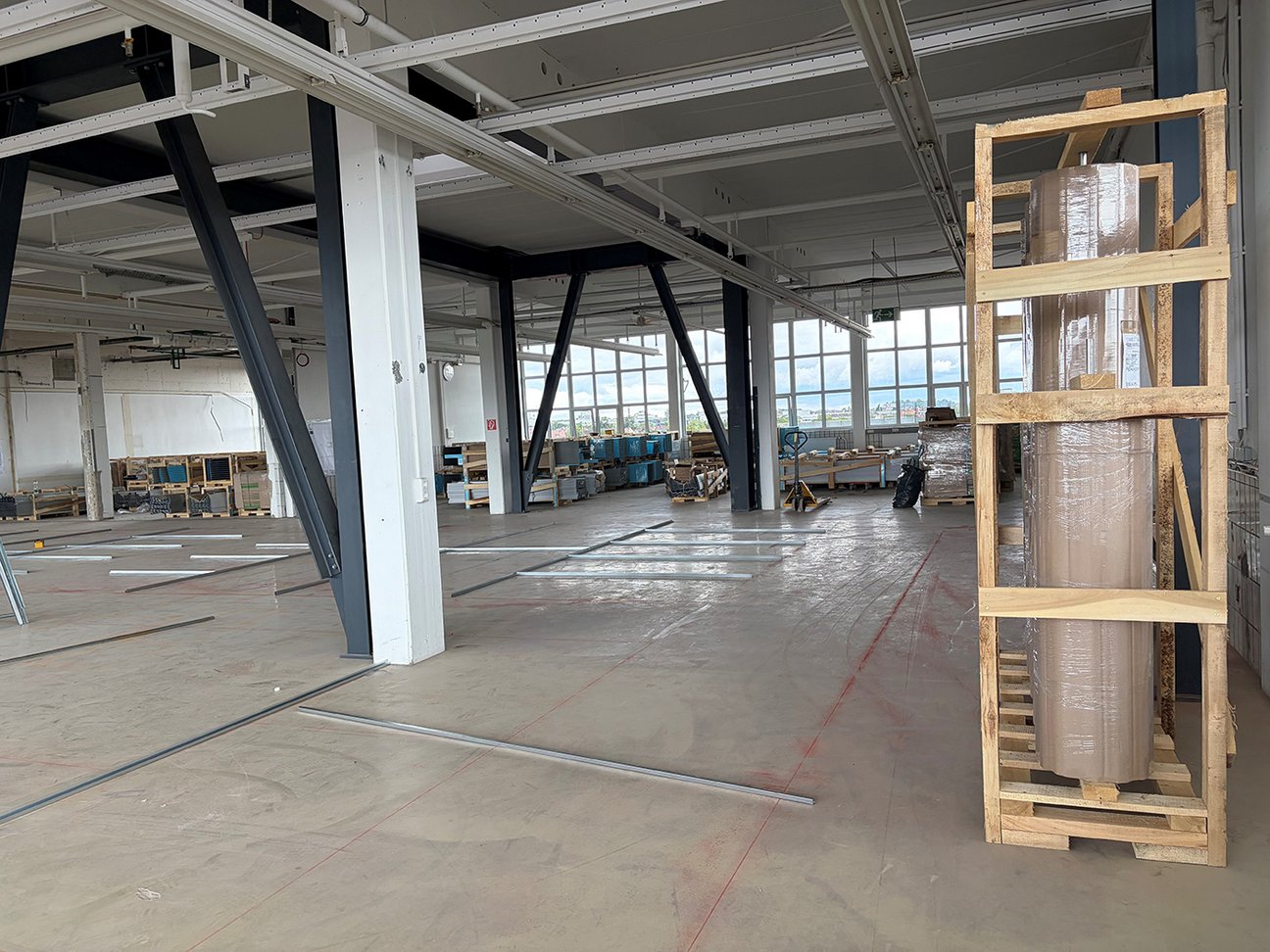 Self Storage Ludwigsburg - das Trennwand Aufbau Material liegt geordnet in der Halle.