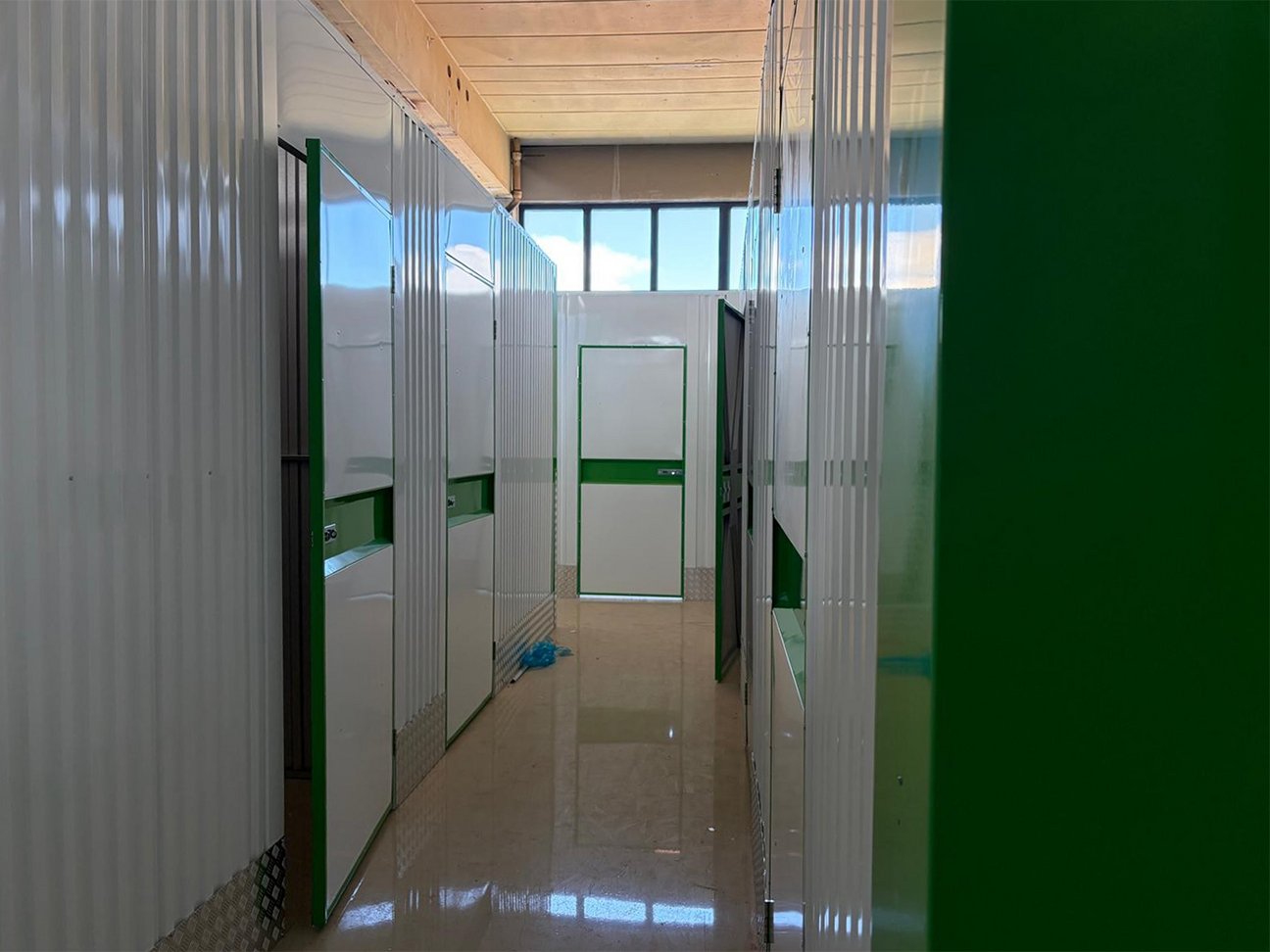 Self Storage Lagerhaus in Ludwigsburg - Self Storage Lager-Boxen mit Schwingtüren.
